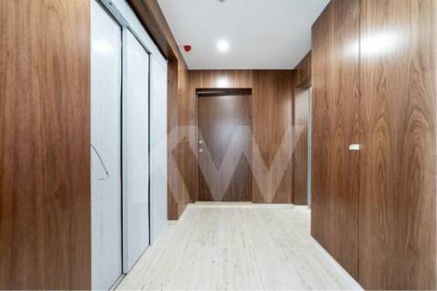 Apartamento Novo com 2 Quartos, Orientação Solar Nascente e Poente, e Garagem Fechada para 1 lugar