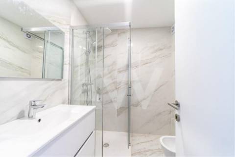 Apartamento Novo com 2 Quartos, Orientação Solar Nascente e Poente, e Garagem Fechada para 1 lugar