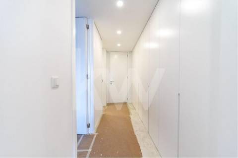 Apartamento Novo com 2 Quartos, Orientação Solar Nascente e Poente, e Garagem Fechada para 1 lugar