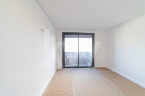 Apartamento Novo com 3 Quartos, Orientação Solar Nascente e Poente, e Garagem Fechada para 1 lugar