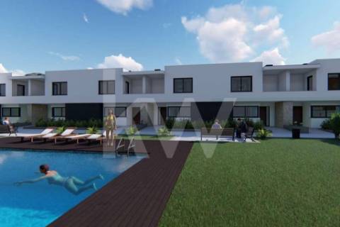 Moradia inserida em condomínio fechado em zona privilegiada