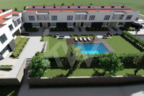 Moradia inserida em condomínio fechado em zona privilegiada