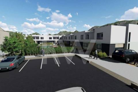 Moradia inserida em condomínio fechado em zona privilegiada