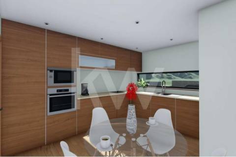 Moradia inserida em condomínio fechado em zona privilegiada