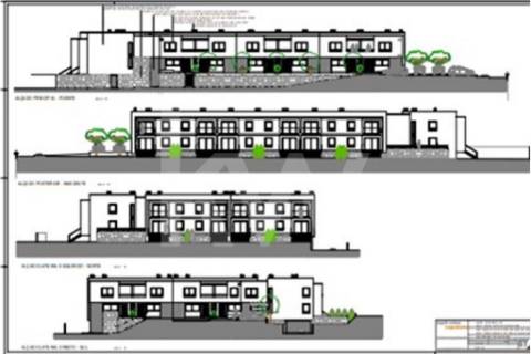 Moradia inserida em condomínio fechado em zona privilegiada