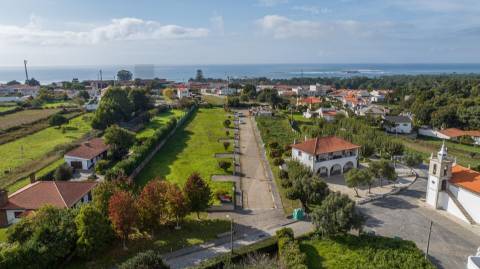 Lote totalmente infraestruturado em Moledo (S.ª Pé da Cruz)