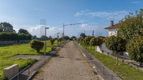 Lote totalmente infraestruturado em Moledo (S.ª Pé da Cruz)