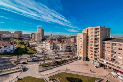 APARTAMENTO REMODELADO T4 COM 3 SUÍTES, 3 VARANDAS E GARAGEM, EM PLENA AV. DA REPÚBLICA