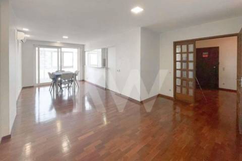 APARTAMENTO REMODELADO T4 COM 3 SUÍTES, 3 VARANDAS E GARAGEM, EM PLENA AV. DA REPÚBLICA