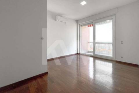 APARTAMENTO REMODELADO T4 COM 3 SUÍTES, 3 VARANDAS E GARAGEM, EM PLENA AV. DA REPÚBLICA