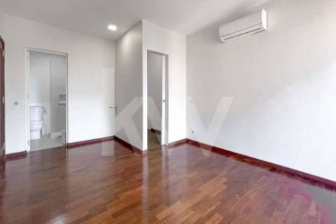 APARTAMENTO REMODELADO T4 COM 3 SUÍTES, 3 VARANDAS E GARAGEM, EM PLENA AV. DA REPÚBLICA