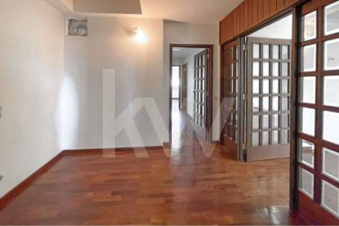 APARTAMENTO REMODELADO T4 COM 3 SUÍTES, 3 VARANDAS E GARAGEM, EM PLENA AV. DA REPÚBLICA