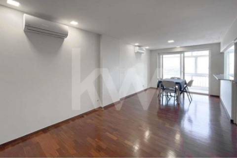 APARTAMENTO REMODELADO T4 COM 3 SUÍTES, 3 VARANDAS E GARAGEM, EM PLENA AV. DA REPÚBLICA