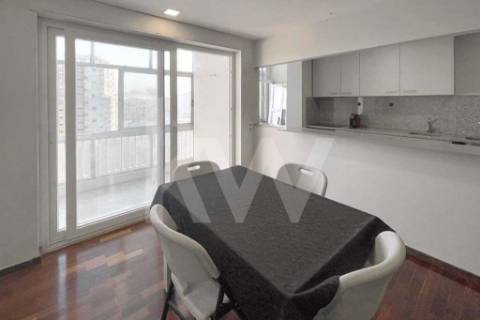 APARTAMENTO REMODELADO T4 COM 3 SUÍTES, 3 VARANDAS E GARAGEM, EM PLENA AV. DA REPÚBLICA