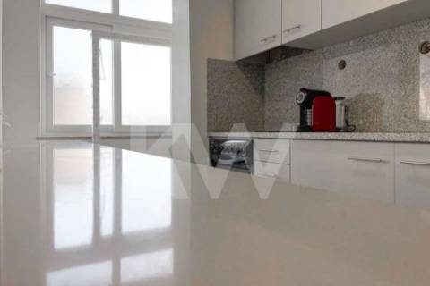 APARTAMENTO REMODELADO T4 COM 3 SUÍTES, 3 VARANDAS E GARAGEM, EM PLENA AV. DA REPÚBLICA