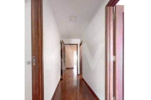 APARTAMENTO REMODELADO T4 COM 3 SUÍTES, 3 VARANDAS E GARAGEM, EM PLENA AV. DA REPÚBLICA