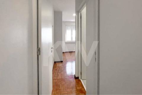 APARTAMENTO REMODELADO T4 COM 3 SUÍTES, 3 VARANDAS E GARAGEM, EM PLENA AV. DA REPÚBLICA