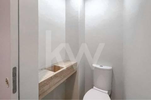 APARTAMENTO REMODELADO T4 COM 3 SUÍTES, 3 VARANDAS E GARAGEM, EM PLENA AV. DA REPÚBLICA