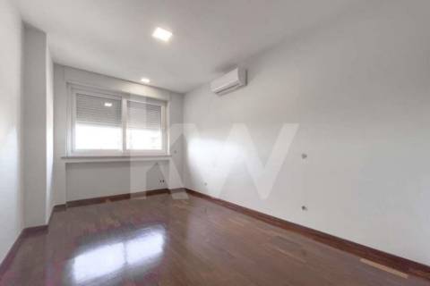 APARTAMENTO REMODELADO T4 COM 3 SUÍTES, 3 VARANDAS E GARAGEM, EM PLENA AV. DA REPÚBLICA