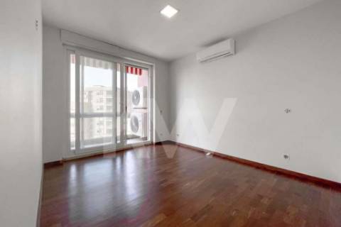 APARTAMENTO REMODELADO T4 COM 3 SUÍTES, 3 VARANDAS E GARAGEM, EM PLENA AV. DA REPÚBLICA