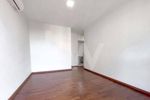 APARTAMENTO REMODELADO T4 COM 3 SUÍTES, 3 VARANDAS E GARAGEM, EM PLENA AV. DA REPÚBLICA