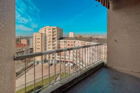 APARTAMENTO REMODELADO T4 COM 3 SUÍTES, 3 VARANDAS E GARAGEM, EM PLENA AV. DA REPÚBLICA