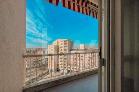 APARTAMENTO REMODELADO T4 COM 3 SUÍTES, 3 VARANDAS E GARAGEM, EM PLENA AV. DA REPÚBLICA