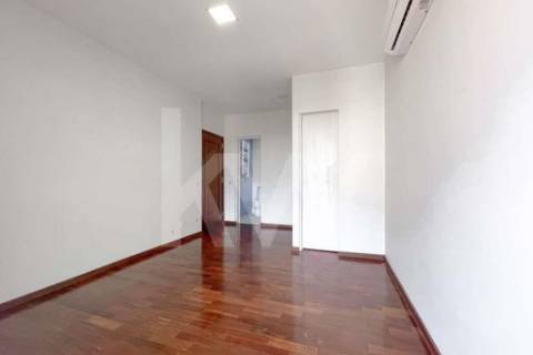 APARTAMENTO REMODELADO T4 COM 3 SUÍTES, 3 VARANDAS E GARAGEM, EM PLENA AV. DA REPÚBLICA