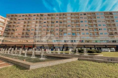 APARTAMENTO REMODELADO T4 COM 3 SUÍTES, 3 VARANDAS E GARAGEM, EM PLENA AV. DA REPÚBLICA