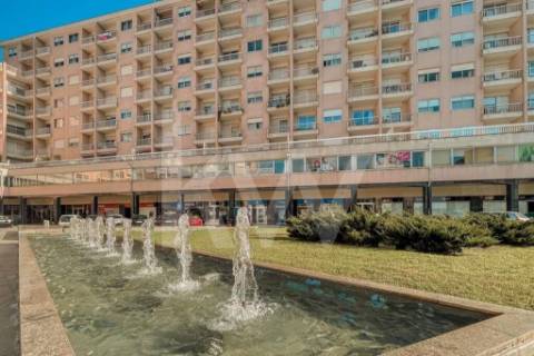 APARTAMENTO REMODELADO T4 COM 3 SUÍTES, 3 VARANDAS E GARAGEM, EM PLENA AV. DA REPÚBLICA