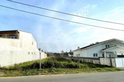 GRANDE LOTE DE TERRENO LOCALIZADO EM ZONA RESIDENCIAL, ARADA (OVAR)