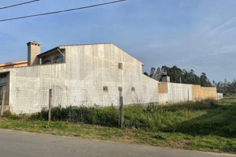 GRANDE LOTE DE TERRENO LOCALIZADO EM ZONA RESIDENCIAL, ARADA (OVAR)