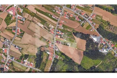 GRANDE LOTE DE TERRENO LOCALIZADO EM ZONA RESIDENCIAL, ARADA (OVAR)