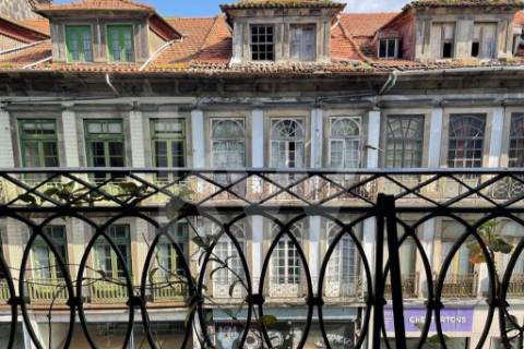 Prédio na Rua 31 de Janeiro e Rua da Madeira, centro do Porto