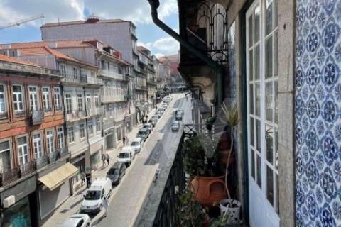 Prédio na Rua 31 de Janeiro e Rua da Madeira, centro do Porto