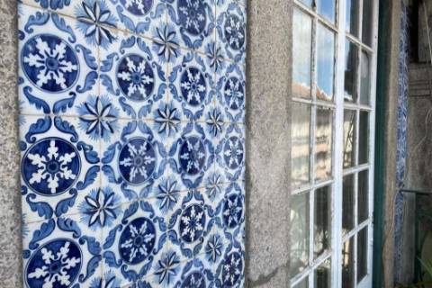 Prédio na Rua 31 de Janeiro e Rua da Madeira, centro do Porto