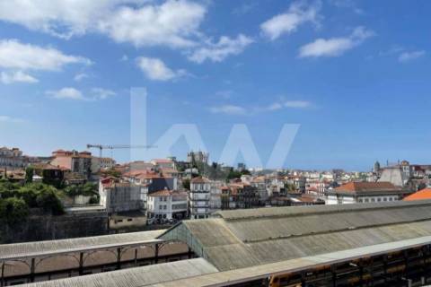 Prédio na Rua 31 de Janeiro e Rua da Madeira, centro do Porto