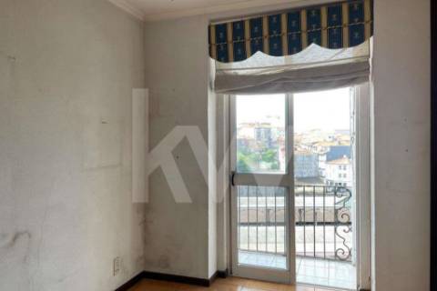 Prédio na Rua 31 de Janeiro e Rua da Madeira, centro do Porto