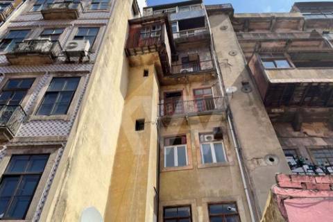 Prédio na Rua 31 de Janeiro e Rua da Madeira, centro do Porto