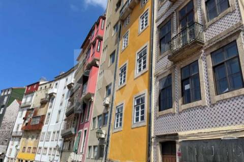 Prédio na Rua 31 de Janeiro e Rua da Madeira, centro do Porto