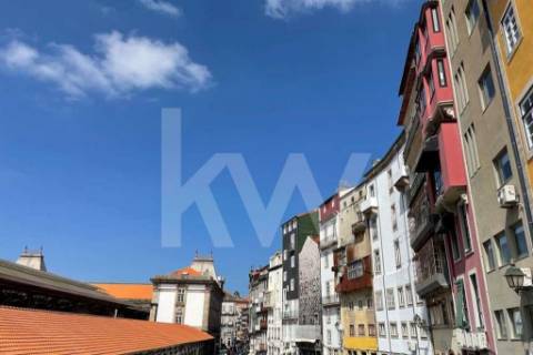 Prédio na Rua 31 de Janeiro e Rua da Madeira, centro do Porto