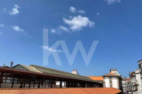 Prédio na Rua 31 de Janeiro e Rua da Madeira, centro do Porto