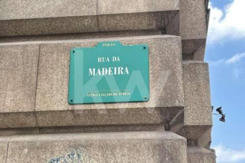 Prédio na Rua 31 de Janeiro e Rua da Madeira, centro do Porto
