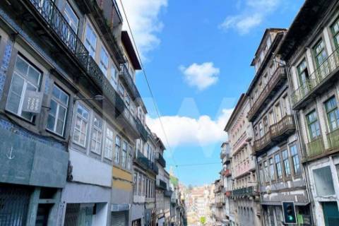 Prédio na Rua 31 de Janeiro e Rua da Madeira, centro do Porto