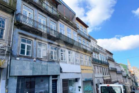 Prédio na Rua 31 de Janeiro e Rua da Madeira, centro do Porto