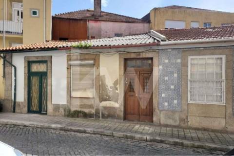 Moradia para restauro na Rua Fontinha - Baixa do Porto