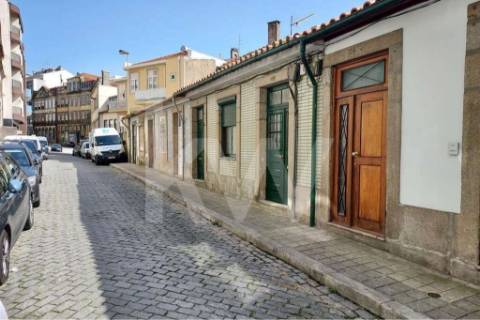 Moradia para restauro na Rua Fontinha - Baixa do Porto
