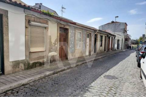Moradia para restauro na Rua Fontinha - Baixa do Porto