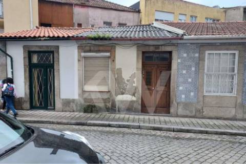 Moradia para restauro na Rua Fontinha - Baixa do Porto
