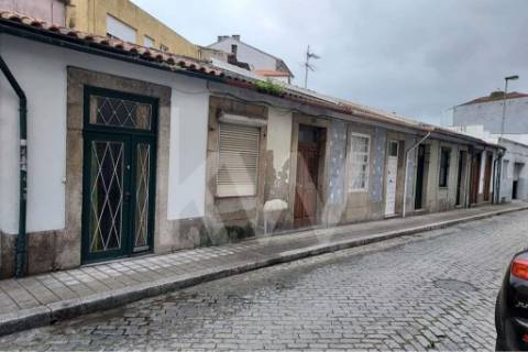 Moradia para restauro na Rua Fontinha - Baixa do Porto